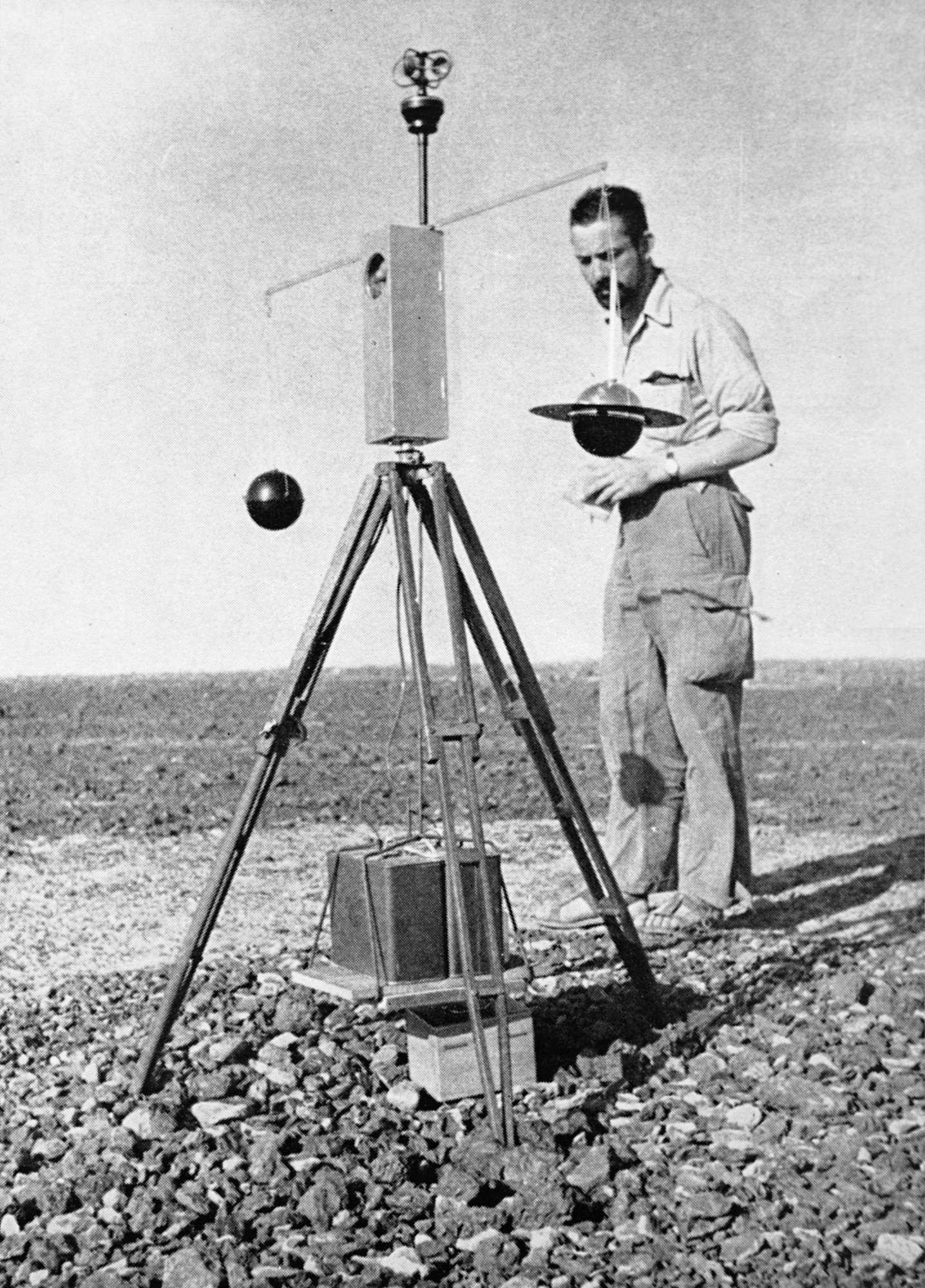 Mesures météorologiques près de Gara Djebilet, Sahara algérien, vers 1956.