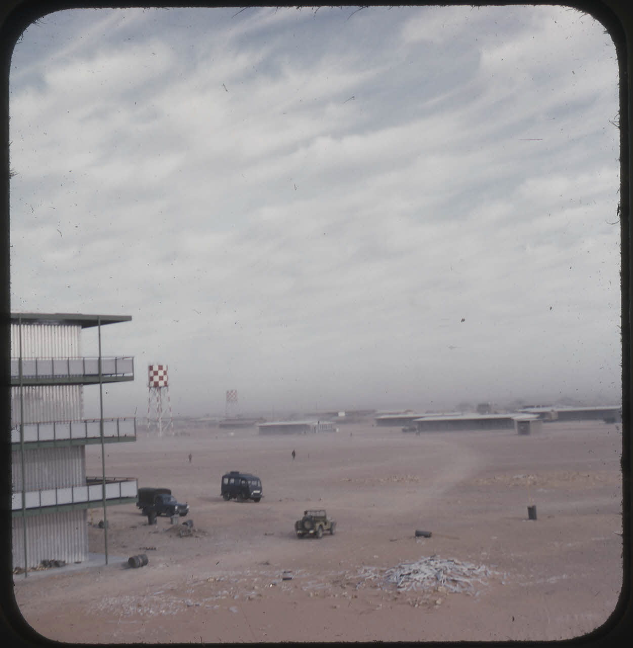 Centre saharien d’expérimentations militaires (CSEM) construit par les autorités françaises coloniales et militaires à Reggane, Sahara, Algérie, 1960. © Jean-Michel Pinaut / SCA / ECPAD (D-149-2-17).