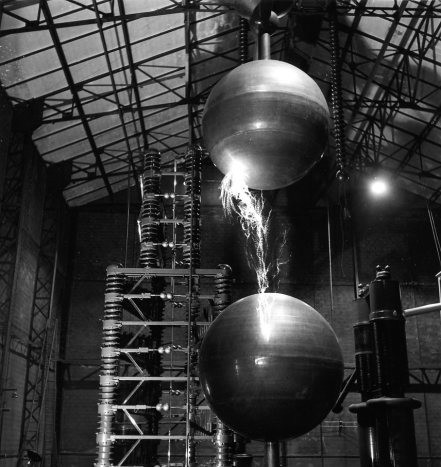 DOISNEAU Robert, L’éclateur à sphères du Laboratoire de synthèse atomique, Ivry, photographie, 1957, ©www.robert-doisneau.com