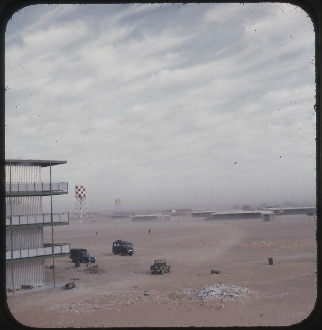 <p>Centre saharien d’expérimentations militaires (CSEM) construit par les autorités françaises coloniales et militaires à Reggane, Sahara, Algérie, 1960. © Jean-Michel Pinaut / SCA / ECPAD (D-149-2-17).</p>